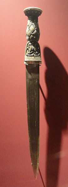 217px-Scottish_dirk,_blade_by_Andrew_Boog,_Edinburgh,_c._1795_-_Royal_Ontario_Museum_-_DSC09484