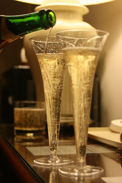 400px-Pouring_two_champagne_glasses